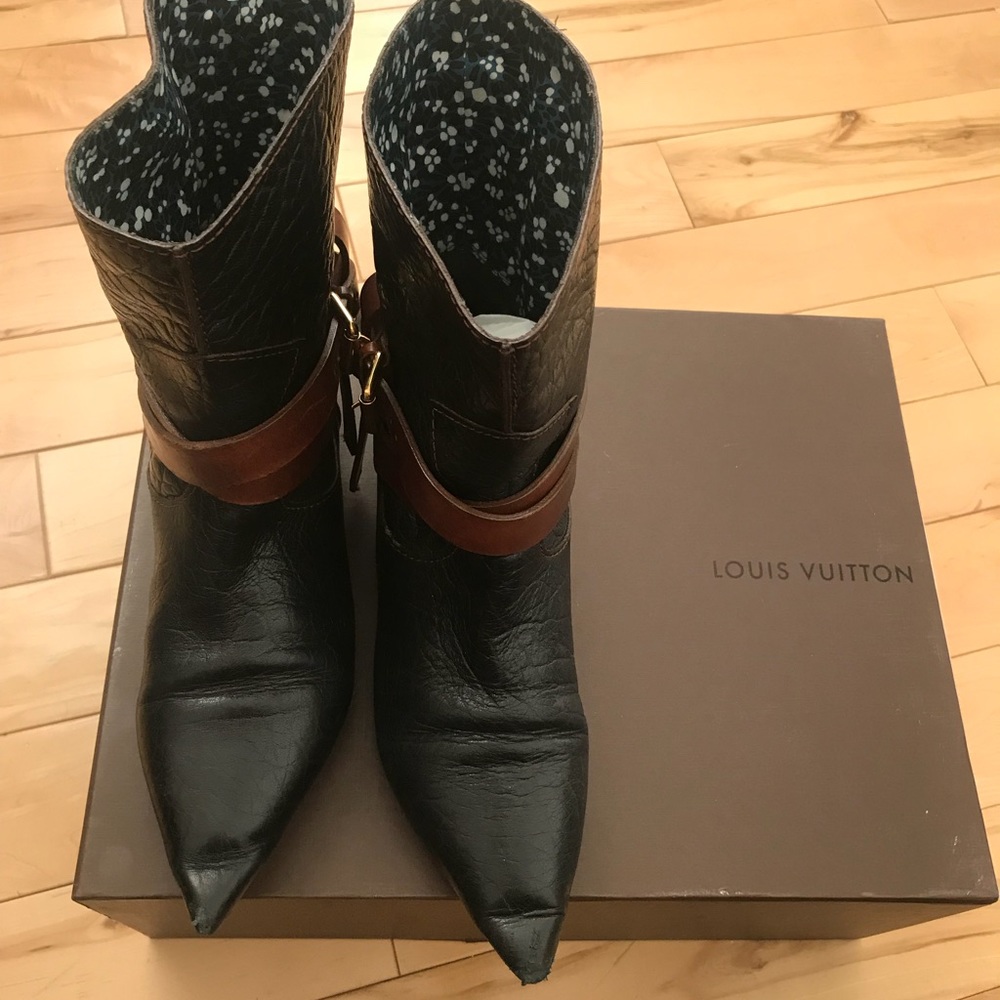 100% AUTHENTIC LOUIS VUITTON LEATHER BOOTIES!